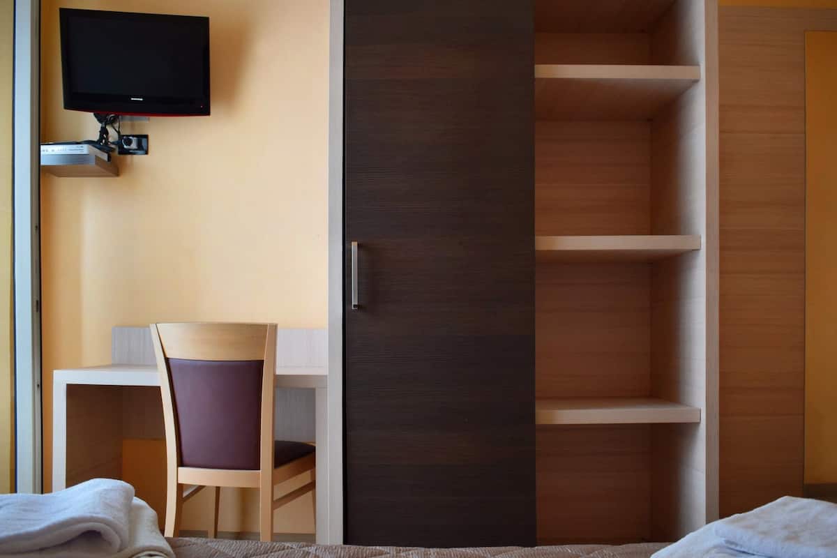 Safe på rommet, skrivebord og sengetøy