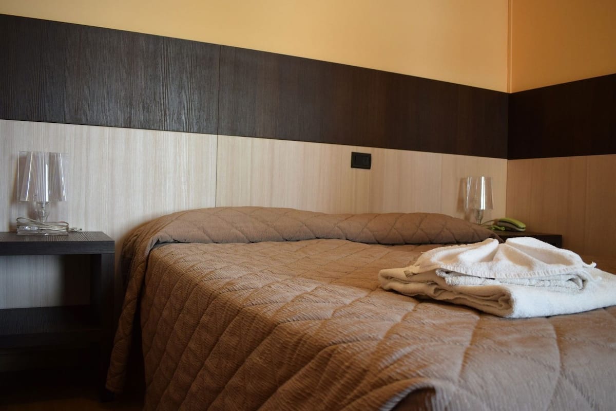 Zimmersafe, Schreibtisch, Bettwäsche