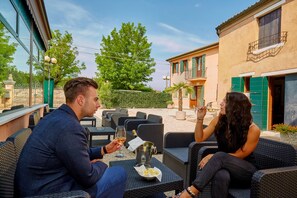 إطلالة على الفناء