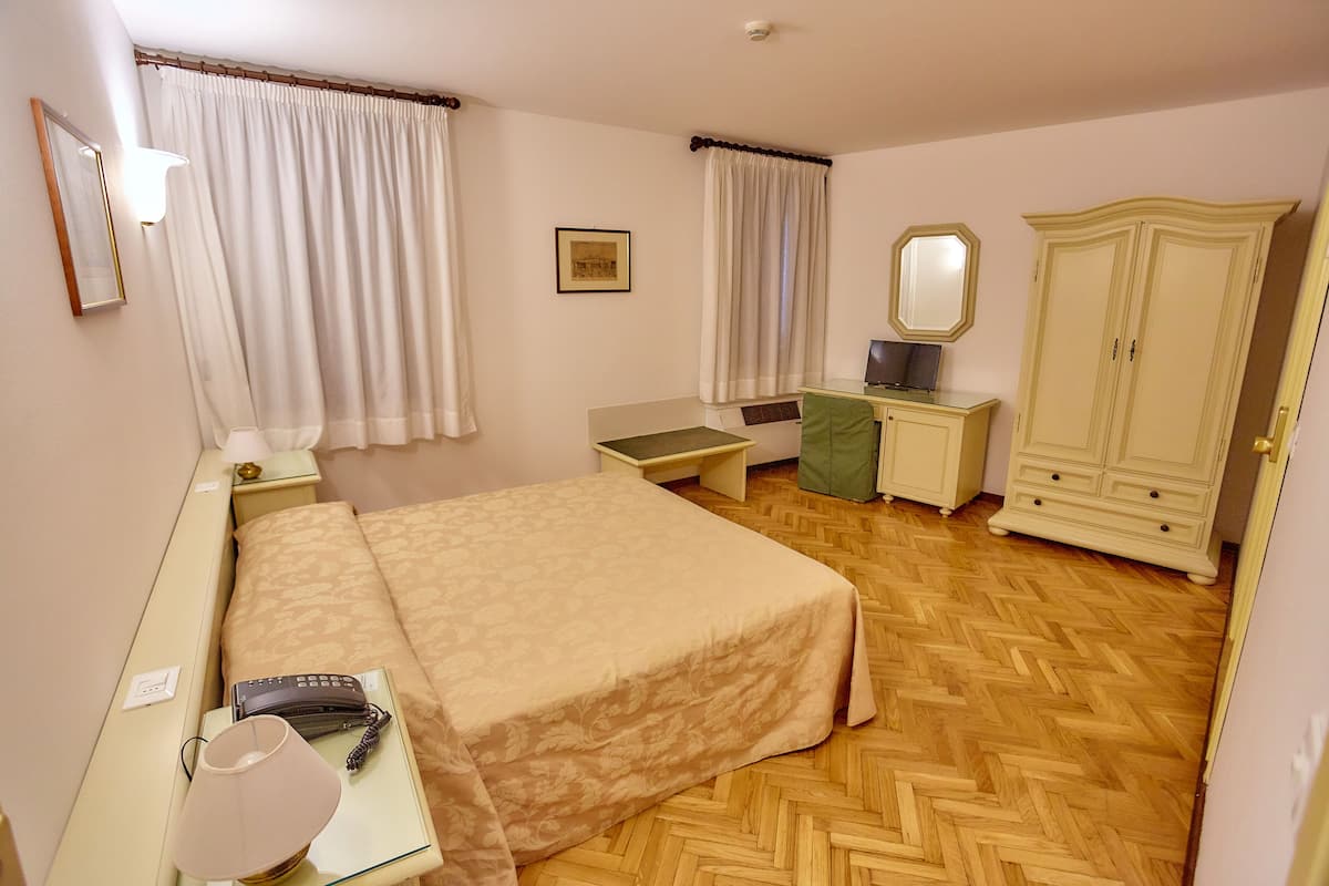 Classic-Doppel- oder -Zweibettzimmer | Minibar, Schreibtisch, Verdunkelungsvorhänge, schallisolierte Zimmer