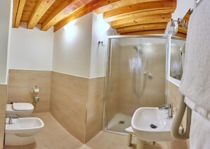 Douche, sèche-cheveux, serviettes fournies