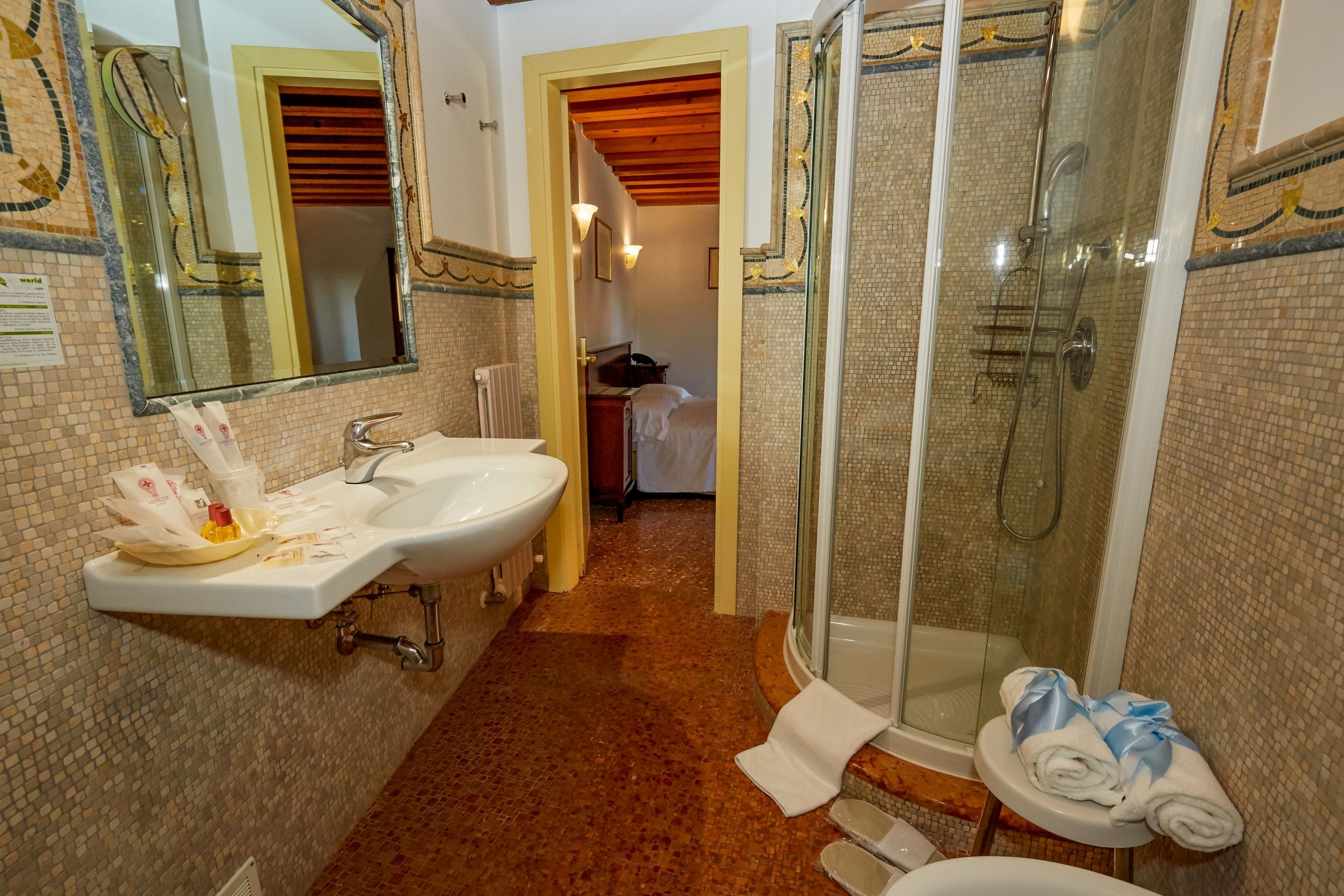 Un baño con dos lavamanos, una ducha y un inodoro.