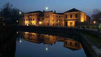 Fassade der Unterkunft – Abend/Nacht