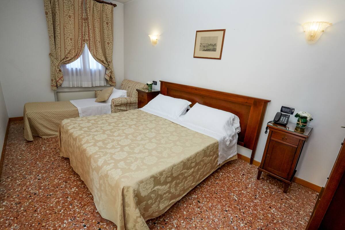 Classic Triple Room | Minibar, desk, blackout drapes, soundproofing