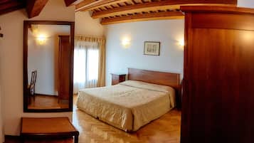 Classic-Doppel- oder -Zweibettzimmer | Minibar, Schreibtisch, Verdunkelungsvorhänge, schallisolierte Zimmer