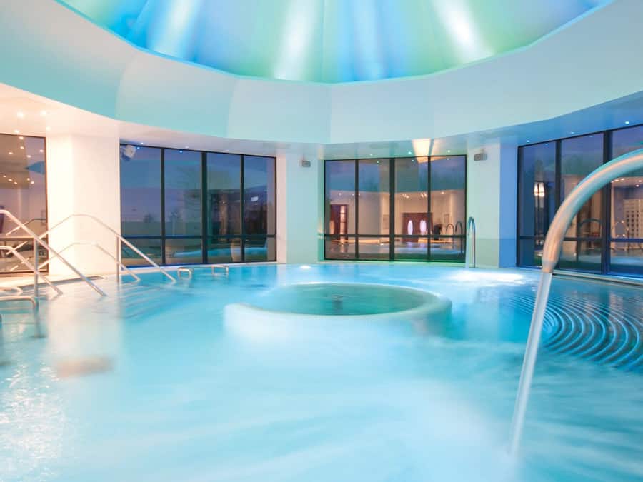 Piscine couverte, chaises longues