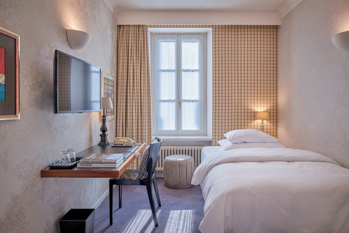 Premium bedding, down duvets, free minibar, in-room safe