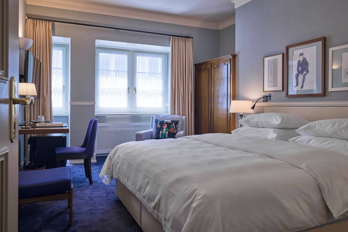 Premium bedding, down duvets, free minibar, in-room safe