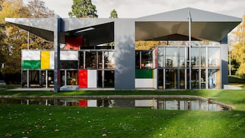 Ein modernes Gebäude mit Glasfassade und einer flachen Dachkonstruktion.