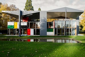 A modern building with a glass facade and a flat roof structure. - Hotel Kindli (Zürich)