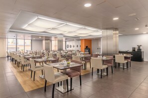 Desayuno buffet todos los días (con cargo)