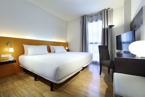Minibar, caja de seguridad en la habitación y muebles diferentes