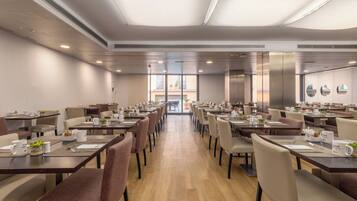 Se ofrece un desayuno bufé (13 EUR por persona)