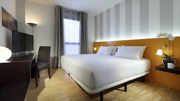 Minibar, caja fuerte, mobiliario individual y escritorio