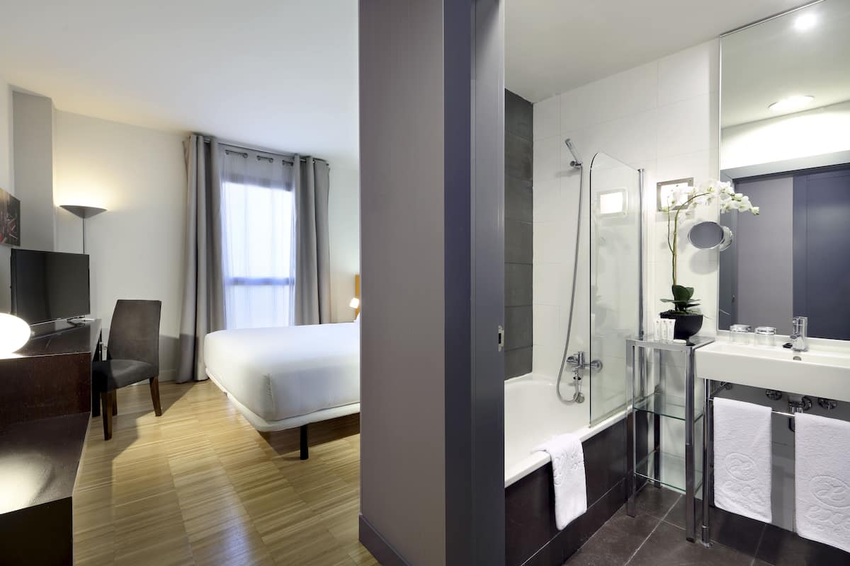 Minibar, värdeförvaringsskåp på rummet, skrivbord och ljudisolering