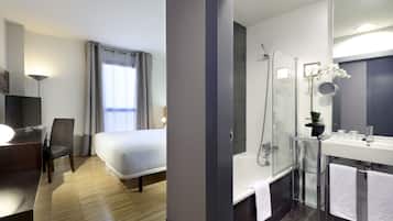 Een minibar, een kluis op de kamer, individueel gemeubileerd, een bureau