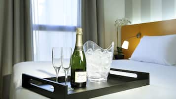 Minibar, caixa forta a l'habitació, mobiliari individual i escriptori