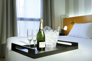 迷你吧、客房内保险 箱、特色家居、办公桌