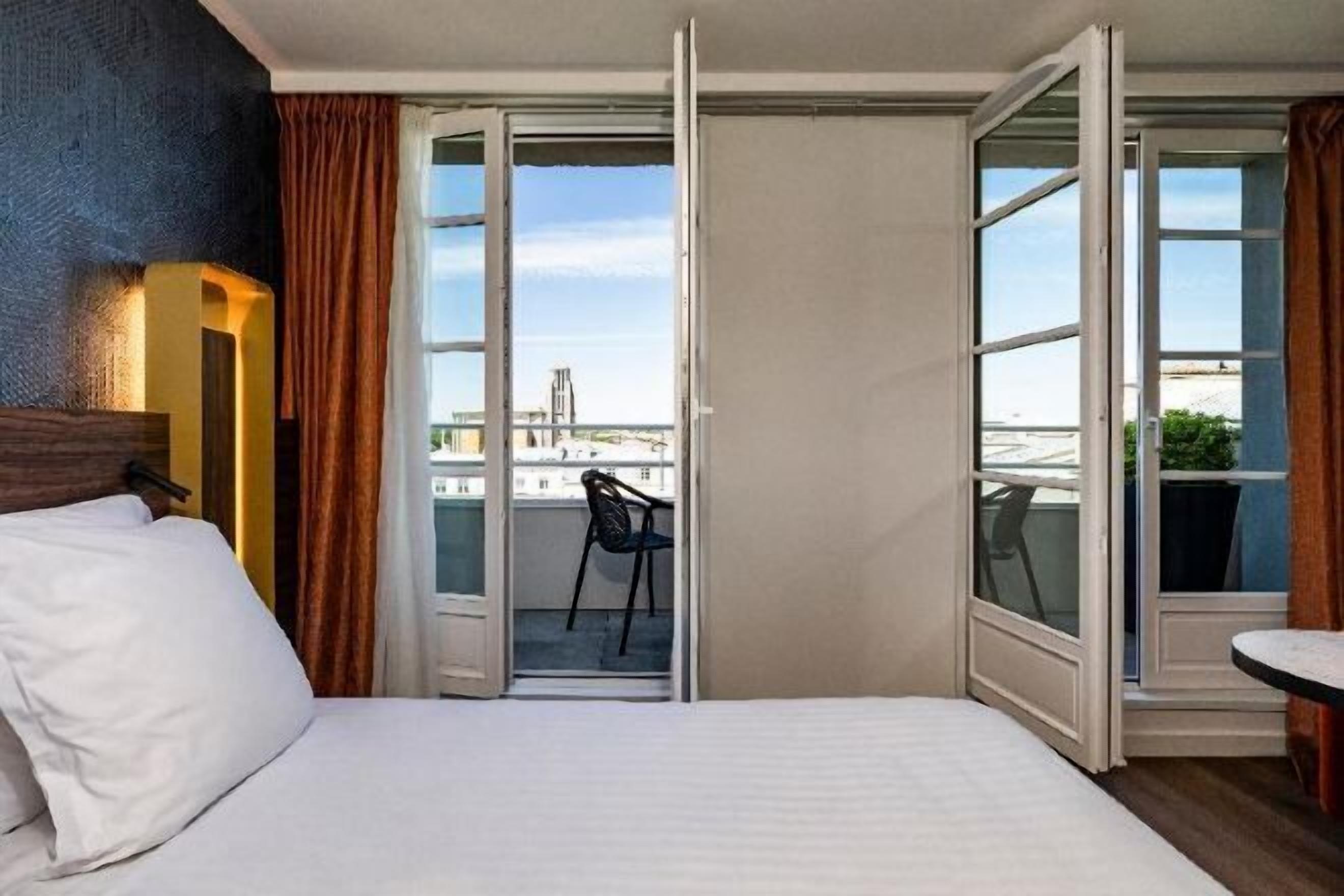 Donsdekens, een minibar, een bureau, geluiddichte muren