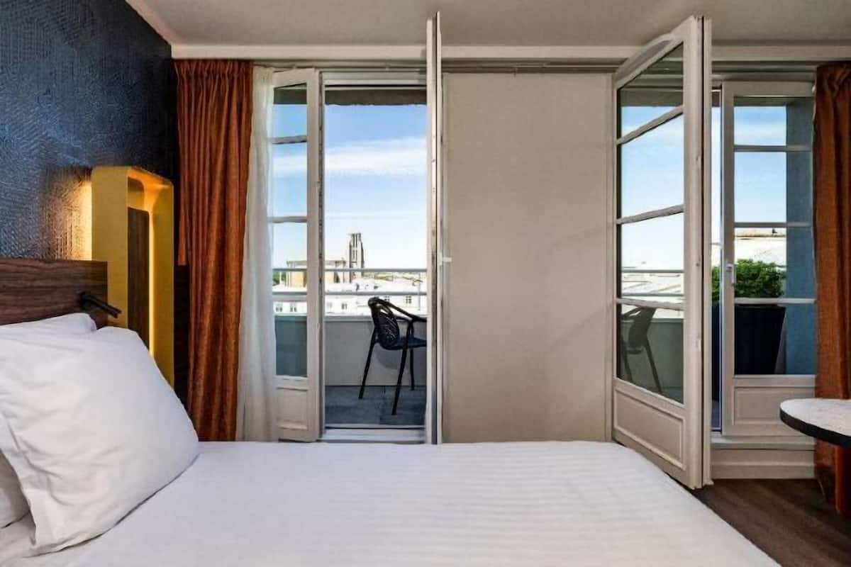 Donsdekens, een minibar, een bureau, geluiddichte muren