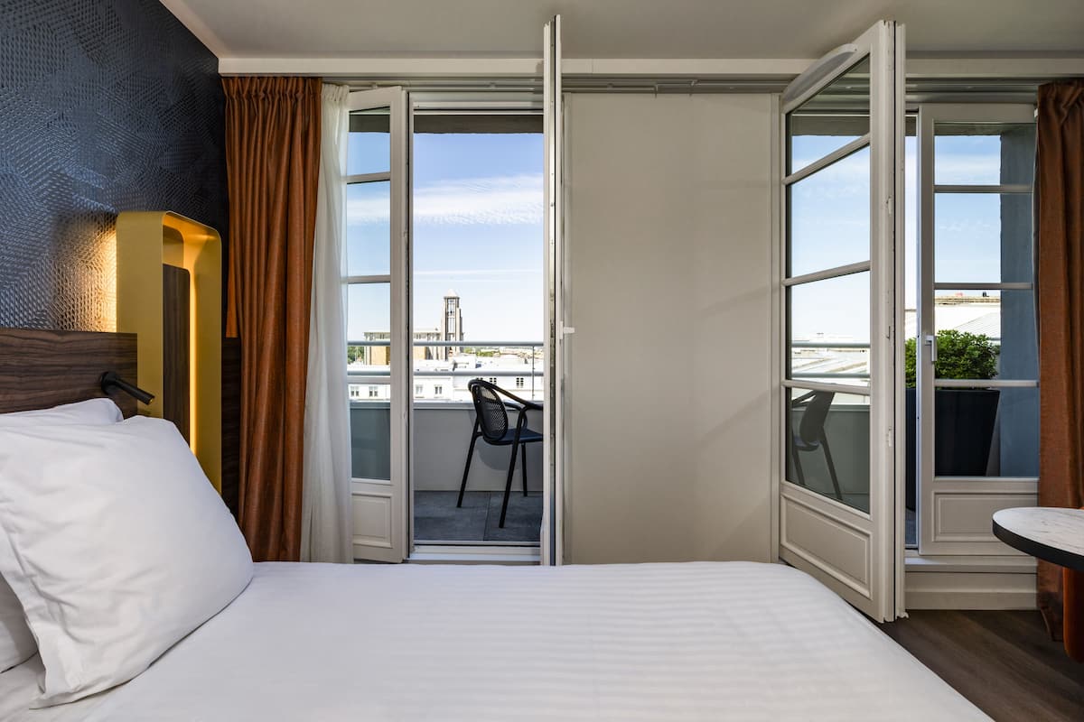 deluxe double room, 1 queen bed, terrace, park view | 1 bedroom, down duvets, minibar, desk