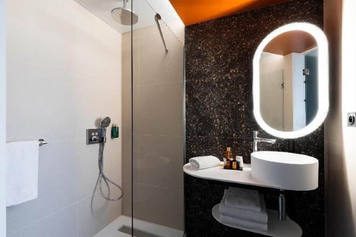 Badkamer | Gratis toiletartikelen, een haardroger, badjassen, pantoffels