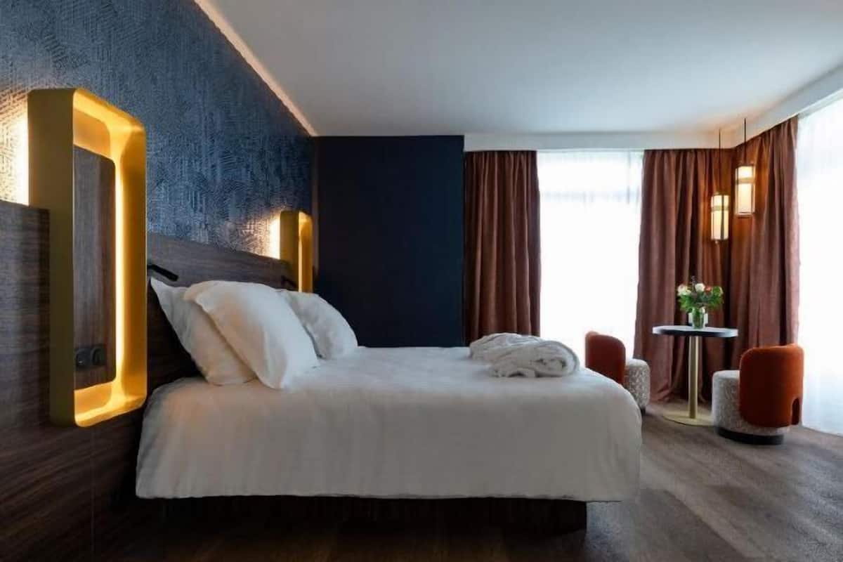 1 bedroom, down duvets, minibar, desk