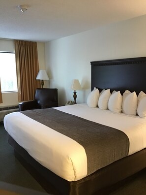 Rom – classic, 1 kingsize-seng | Skrivebord, skrivebord for bærbar PC og strykejern/-brett