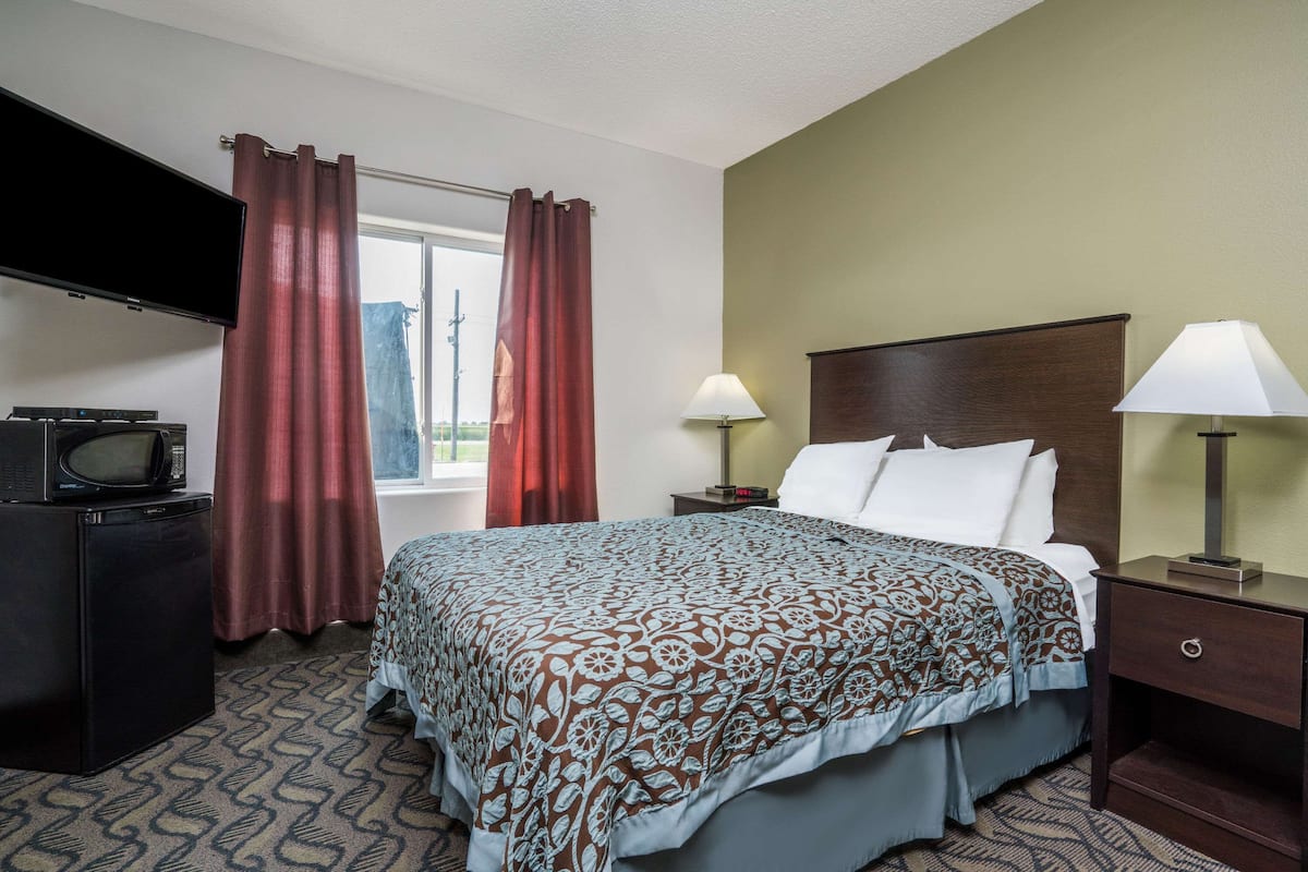 Chambre, 1 grand lit, accessible aux personnes à mobilité réduite, non-fumeurs | Rideaux occultants, fer et planche à repasser, Wi-Fi gratuit