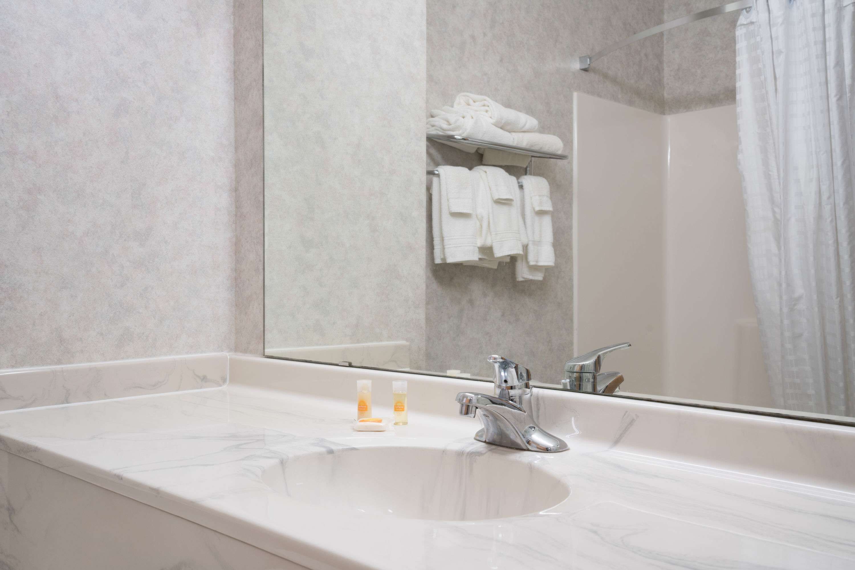 Secador de cabelo, toalhas de banho