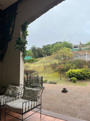 Terrace/patio - Howard Johnson Rio Ceballos Hotel Casino (Rio Ceballos)
