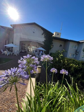 Property grounds - Howard Johnson Rio Ceballos Hotel Casino (Rio Ceballos)