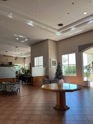 Lobby - Howard Johnson Rio Ceballos Hotel Casino (Rio Ceballos)