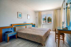 Individually furnished, laptop workspace, soundproofing, free WiFi - Ilianthos Village (Chania)