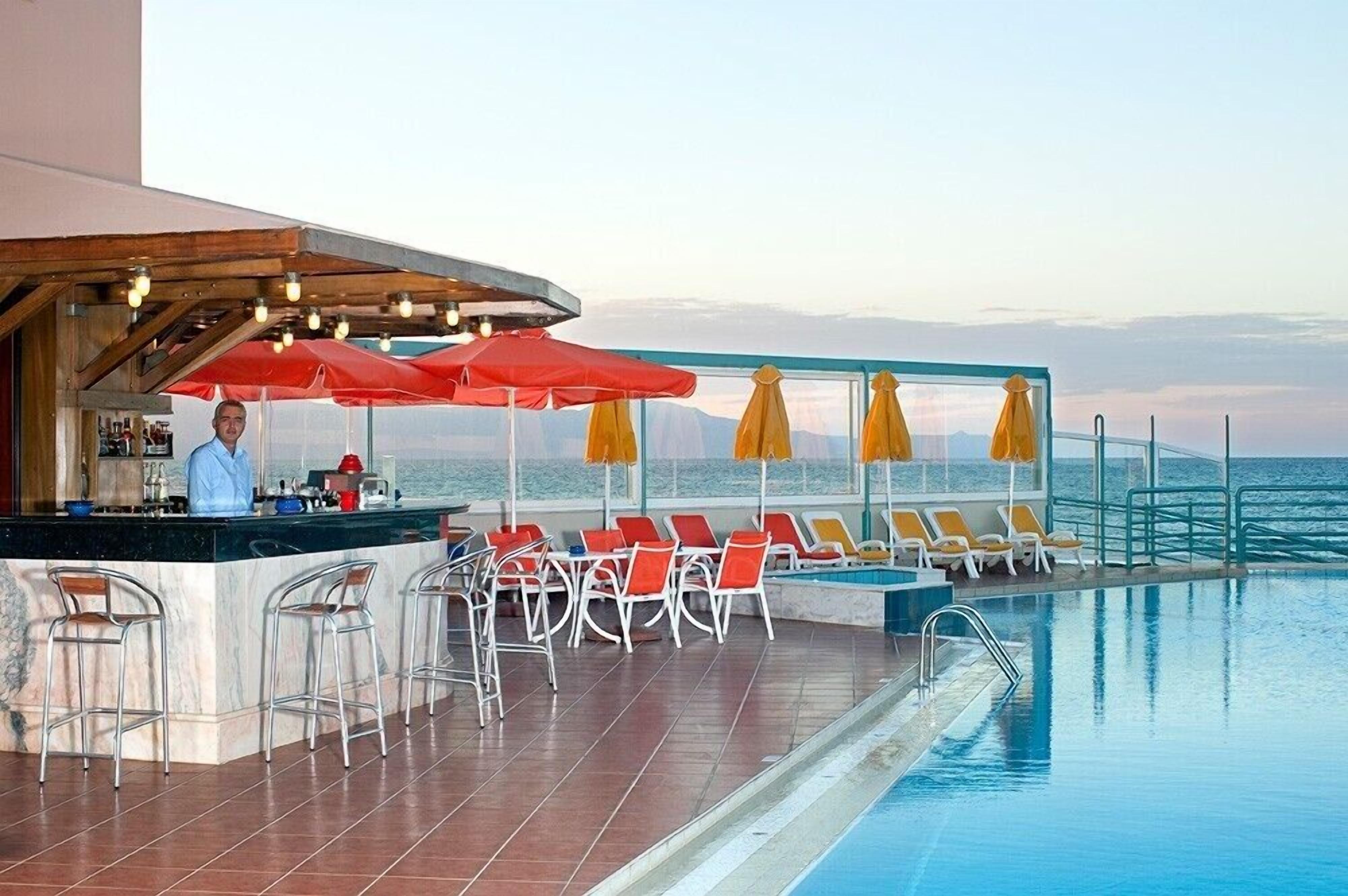 Bar junto a la piscina