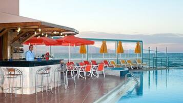Bar junto a la piscina