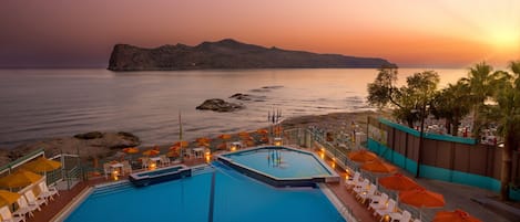 Am Strand, Liegestühle, Sonnenschirme, Strandtücher