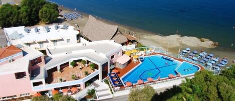 Accommodatie ligt op het strand, ligstoelen, parasols, strandlakens