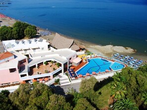 On the beach, sun loungers, beach umbrellas, beach towels - Ilianthos Village (Chania)