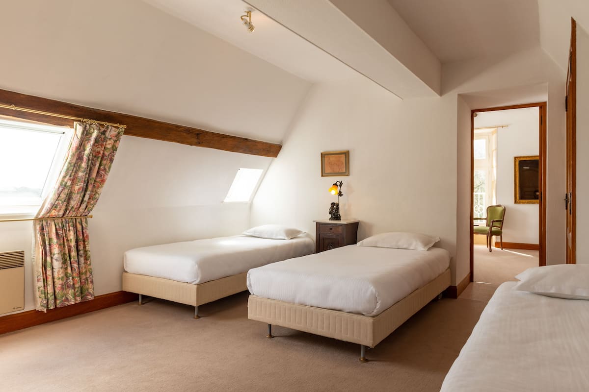 Superior suite | Een kluis op de kamer, een bureau, een strijkplank/strijkijzer