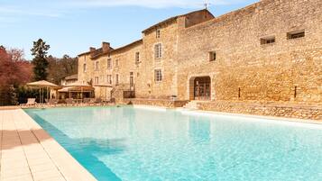 Piscine extérieure, chaises longues