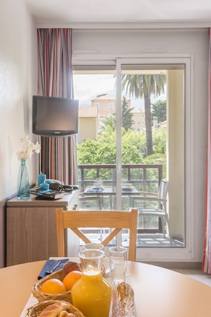 Studio 2 people - Courtyard side | Living area | TV, books
