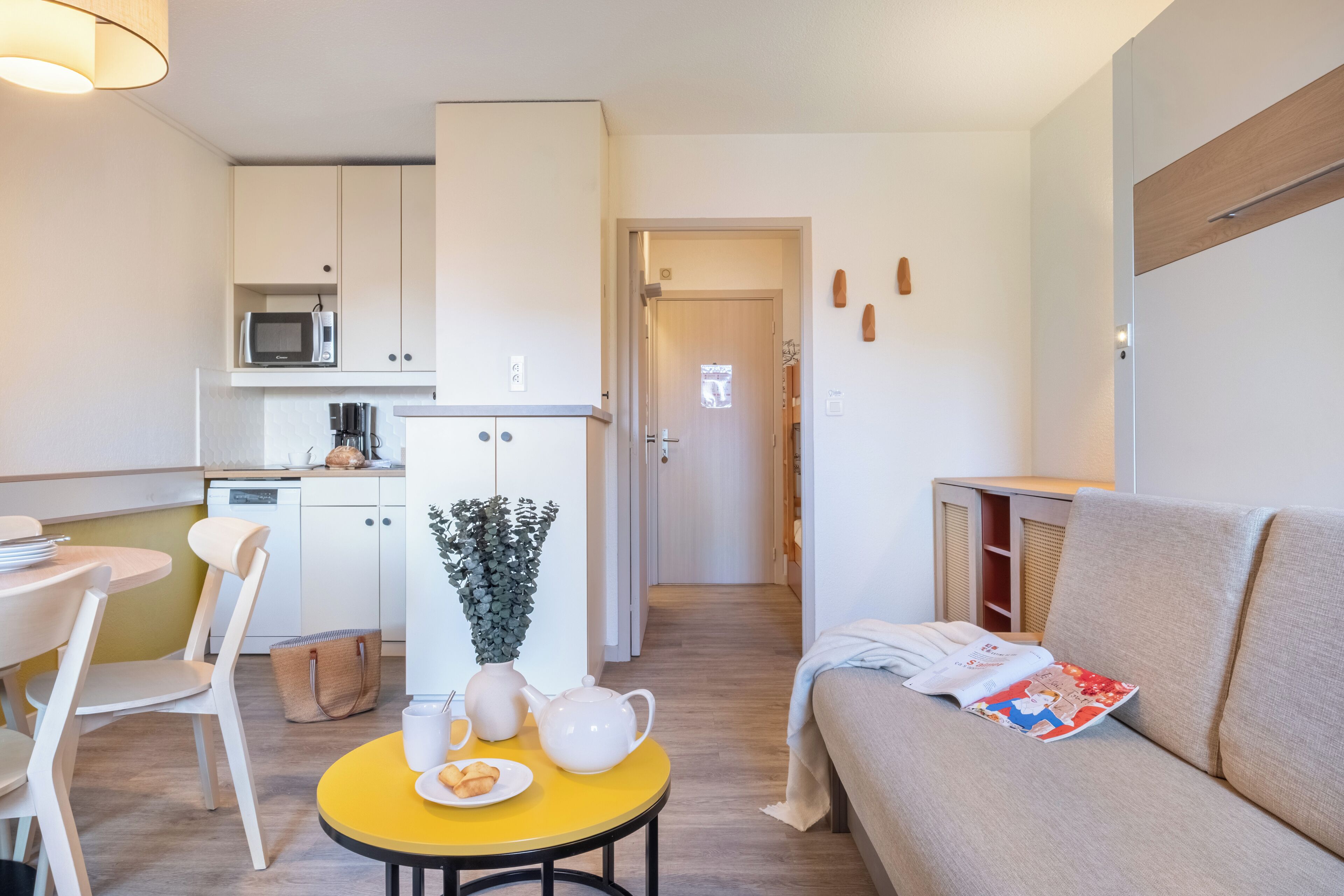 Appartement 6 personnes - 1 chambre + 1 coin nuit - Balcon - Climatisé - Rénové | Coin séjour | Télévision, livres