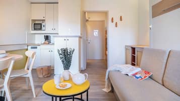 Appartement 6 personnes - 1 chambre + 1 coin nuit - Balcon - Climatisé - Rénové | Woonruimte | Een televisie en boeken