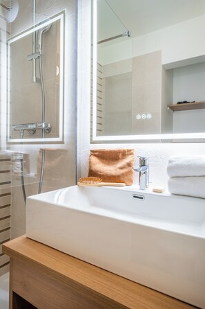 Studio 4 personnes - 1 coin nuit - Balcon - Côté cour - Climatisé - Rénové | Baño | Tina, secadora de cabello, toallas 