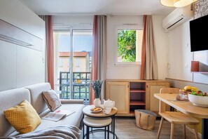 Studio 2 personnes - Balcon - Climatisé - Rénové | Área de sala de estar | Televisión y libros 