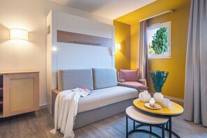 Studio 4 personnes  1 coin nuit  Balcon | 起居區 | 電視、書籍