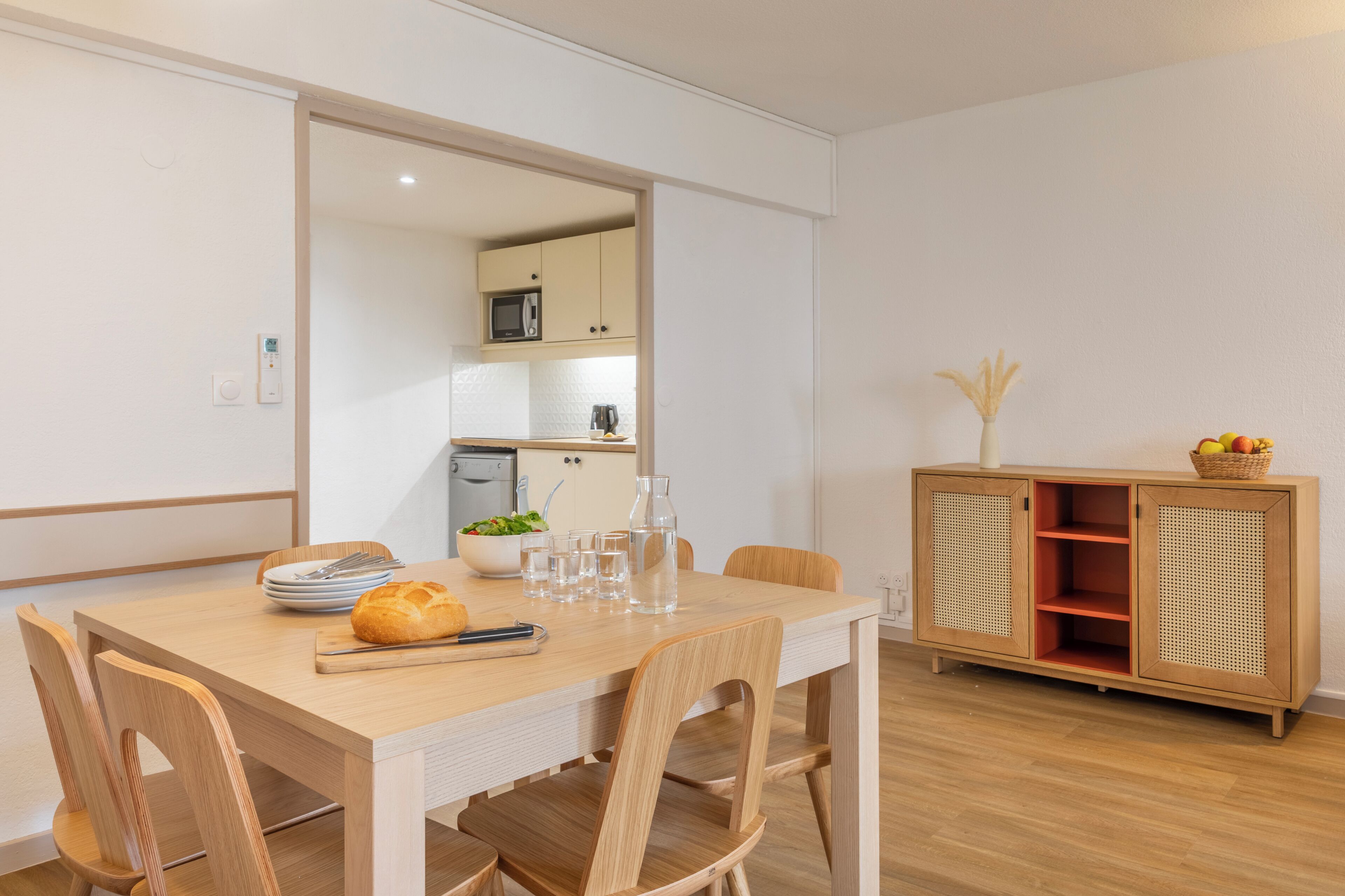 Appartement 6 personnes - 1 chambre + 1 coin nuit - Balcon - Climatisé - Rénové | Private kitchen | Fridge, microwave, stovetop, dishwasher