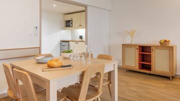 Appartement 6 personnes - 1 chambre + 1 coin nuit - Balcon - Climatisé - Rénové | Private kitchen | Fridge, microwave, stovetop, dishwasher