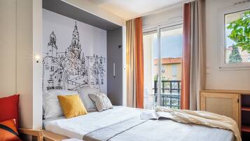 Studio 2 personnes - Balcon - Climatisé - Rénové | Cribs/infant beds, free WiFi, bed sheets